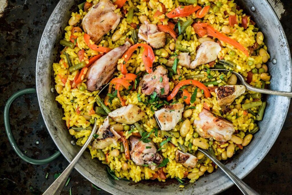 plats à goûter en voyage: La paella valencienne : tradition méditerranéenne