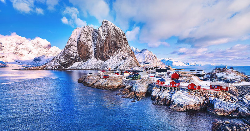 Faire un voyage :  Les îles Lofoten (Norvège), un paradis sauvage entre fjords et montagnes Situées au nord du cercle polaire, les îles Lofoten sont un véritable joyau naturel de la Norvège.