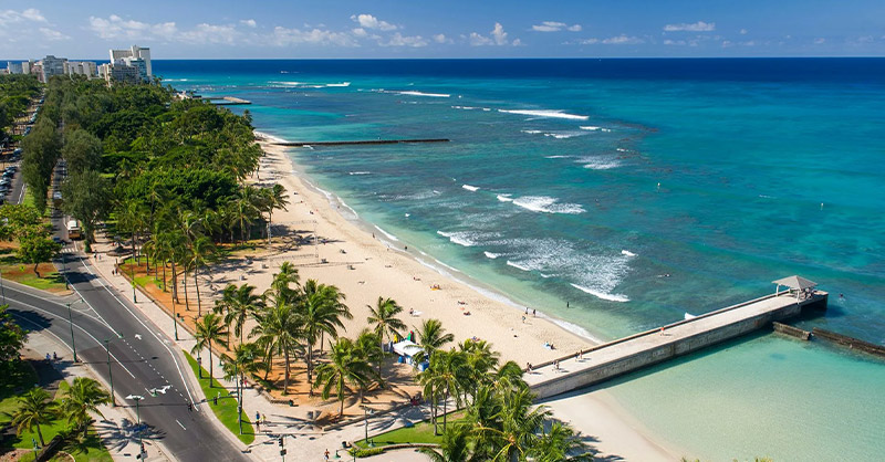 Voyager à Hawaï : plage de Waikiki est un incontournable d’Hawaï. Que vous soyez amateur de surf, de baignade ou simplement en quête de détente, ce lieu vous promet une expérience inoubliable. Entre son ambiance animée, ses paysages magnifiques et ses nombreuses activités, Waikiki est l’endroit parfait pour des vacances de rêve sous le soleil 