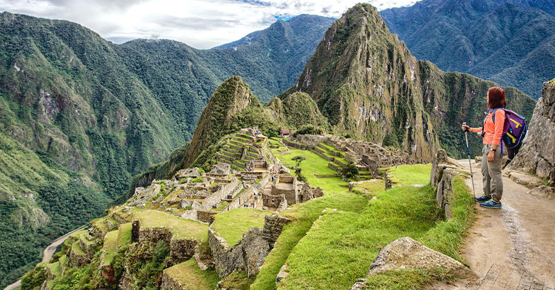 Un voyageur, touriste admirant un paysage magnifique (Machu Picchu)