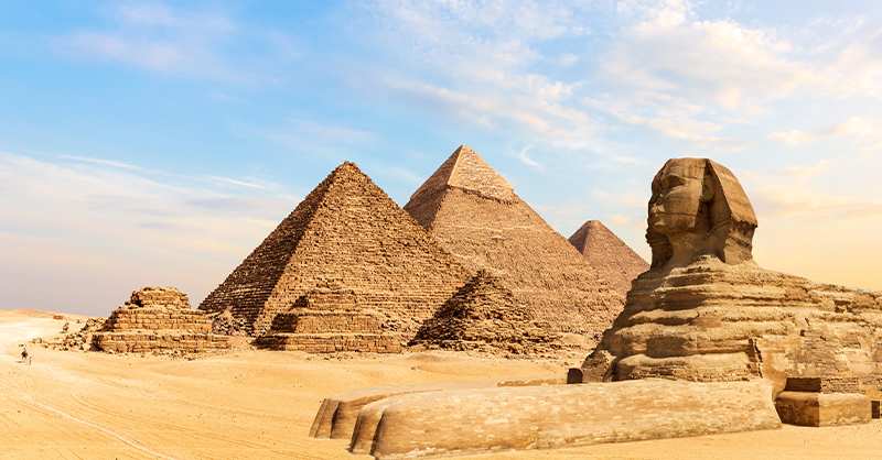 Image représentant les pyramides de Gizeh en Égypte, les trois grandes pyramides : Khéops, Khéphren et Mykérinos. Il y a aussi le Sphinx, une statue impressionnante mi-homme mi-lion.