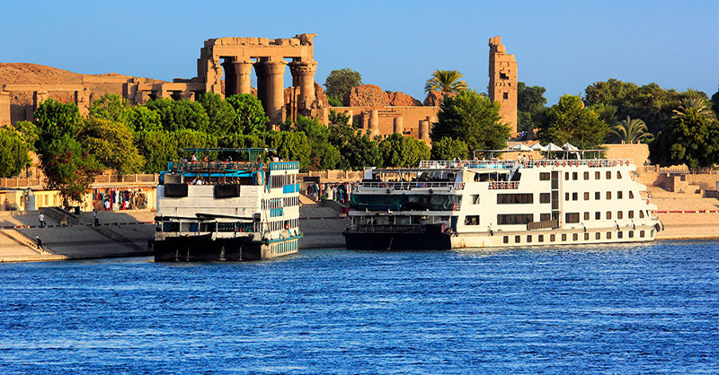 Image affichant le Nil de l'Égypte 
 et des bateaux de croisières